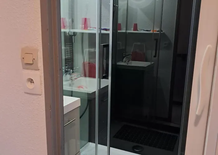 Centre De Luchon, Entre Les Thermes Et Les Remontees Mecaniques *